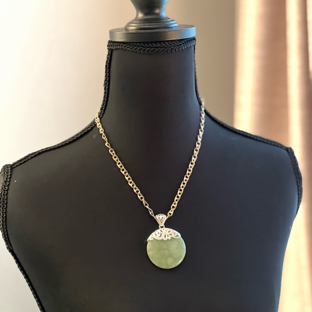 Elegant Silver and Green Pendant Necklace
